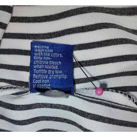 Apt 9 Woman's Black Strip Hidden Button Front Sleeveless Blouse Size XL Pleated - Picture 7 of 7